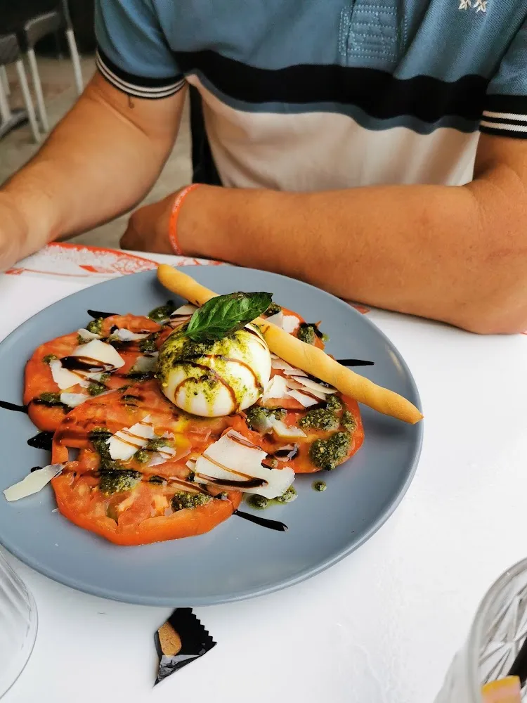 Salade de Tomates Bii Burrata Crémeuse Et Huile Olive
